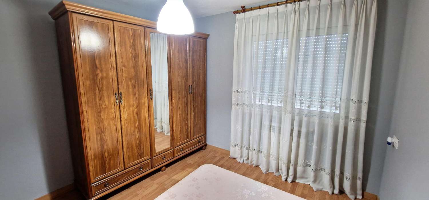 Casa en muy buen estado con Sotano, Vivienda en primera planta, terraza soleada y finca de 900 metros.