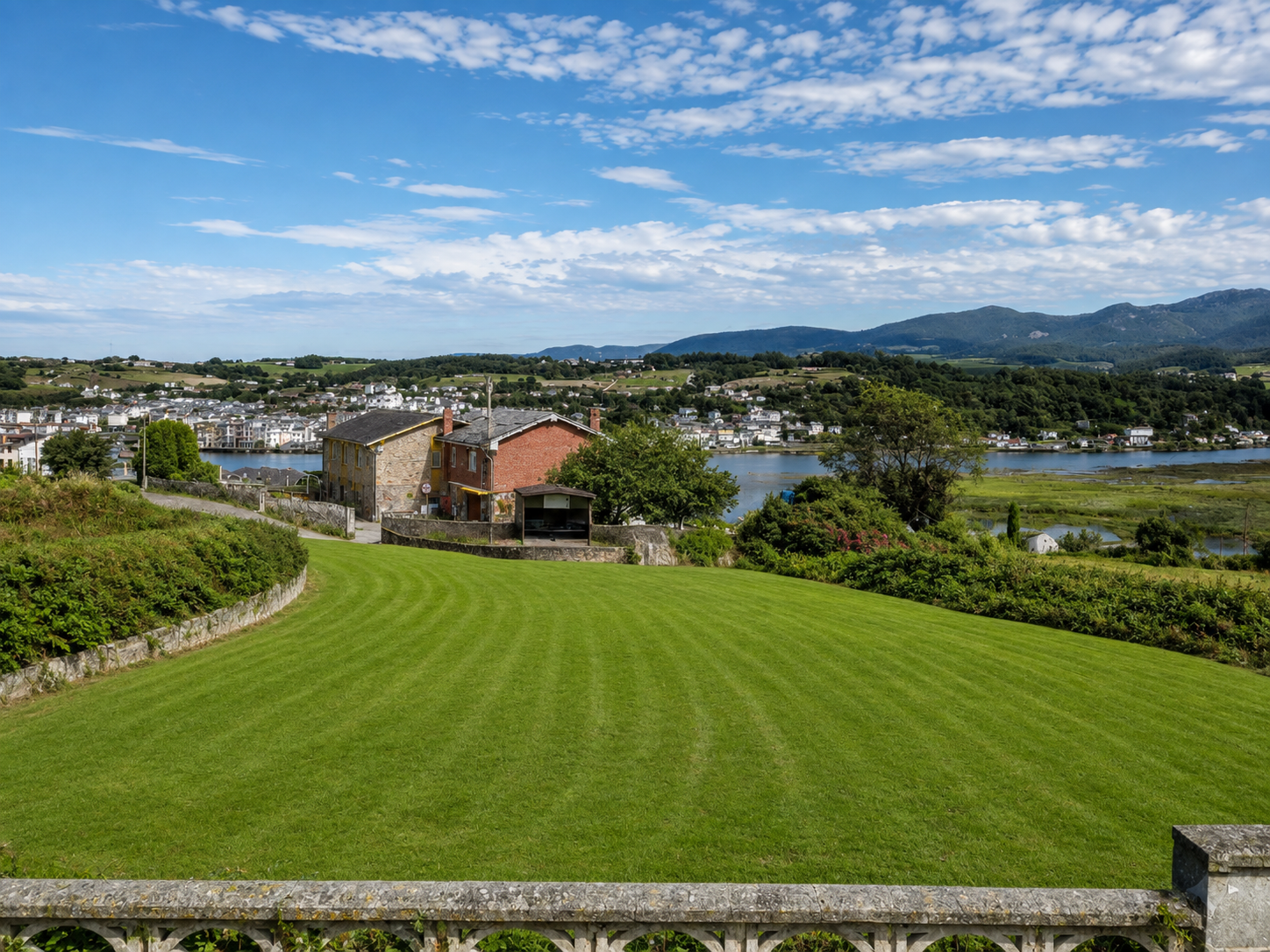 Propiedad Especial en Barqueiros, El Espín, Coaña, con vistas a Navia y a la Ría