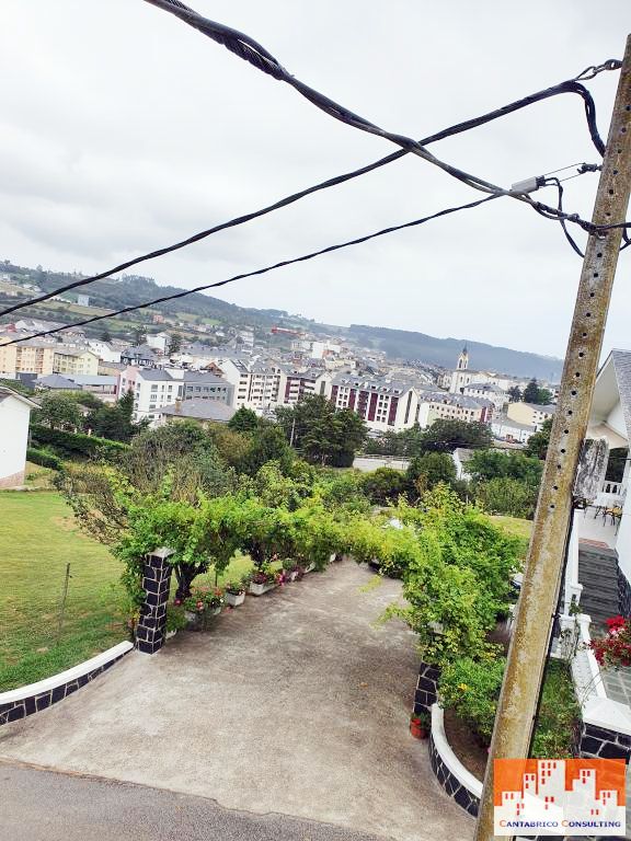 PRECIOSA CASA PEQUEÑA CON FINCA A 500 METROS DE NAVIA y  VISTAS