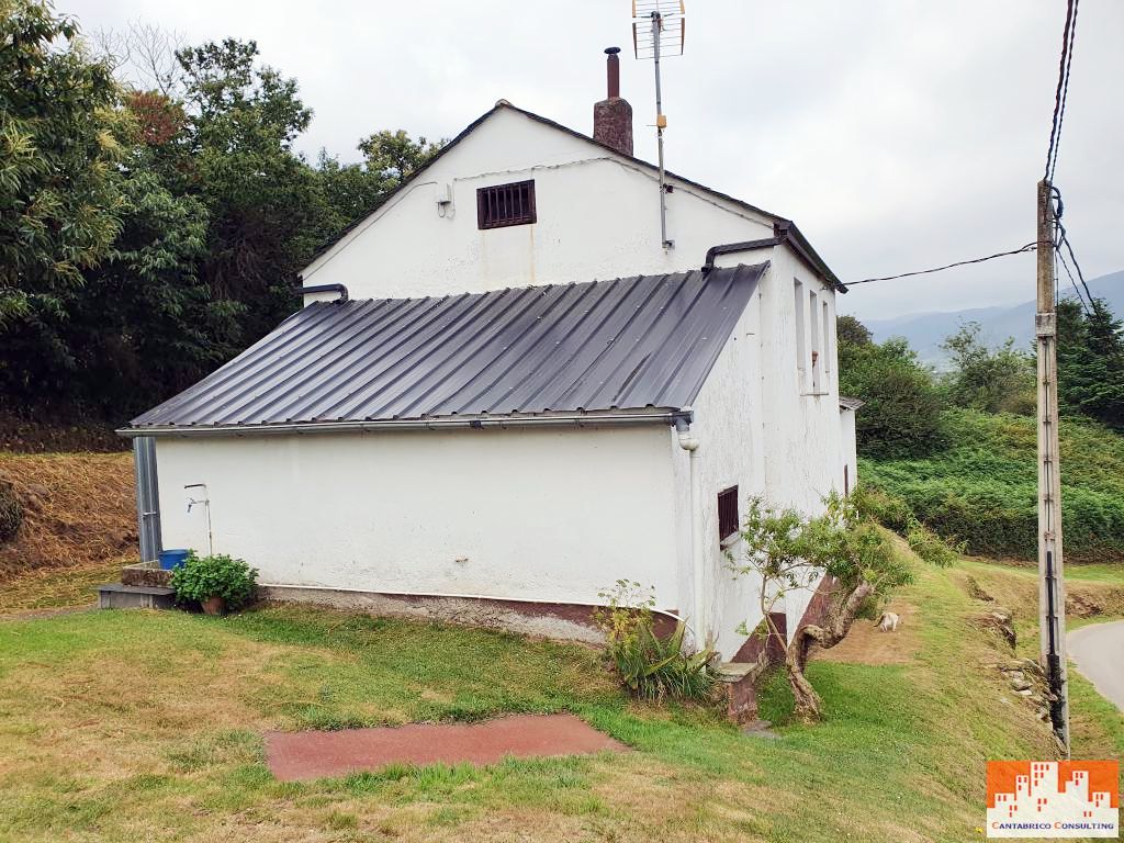 PRECIOSA CASA PEQUEÑA CON FINCA A 500 METROS DE NAVIA y  VISTAS