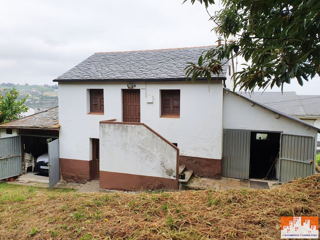 PRECIOSA CASA PEQUEÑA CON FINCA A 500 METROS DE NAVIA y  VISTAS