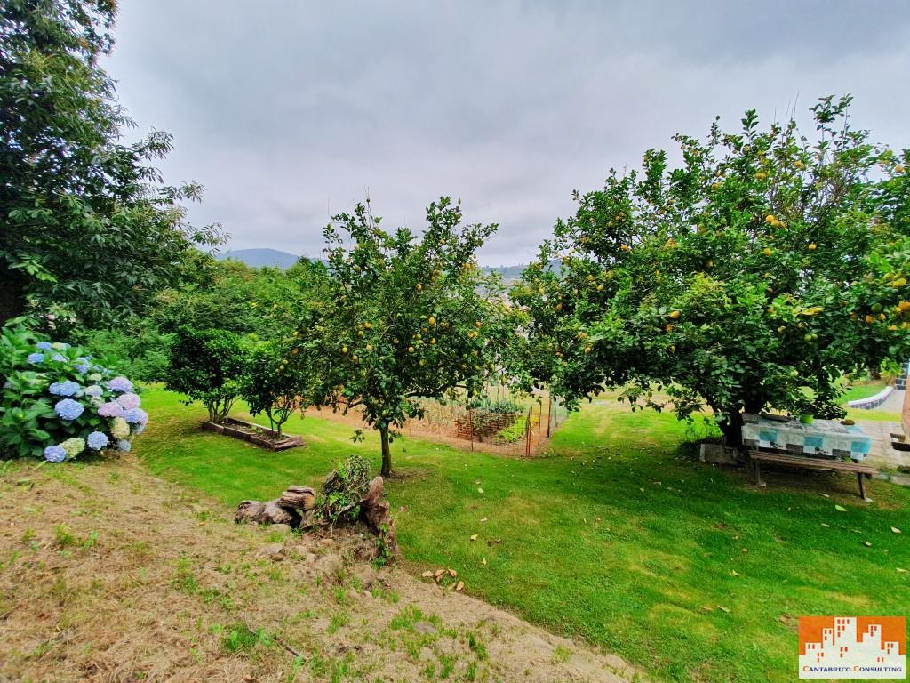 PRECIOSA CASA PEQUEÑA CON FINCA A 500 METROS DE NAVIA y  VISTAS