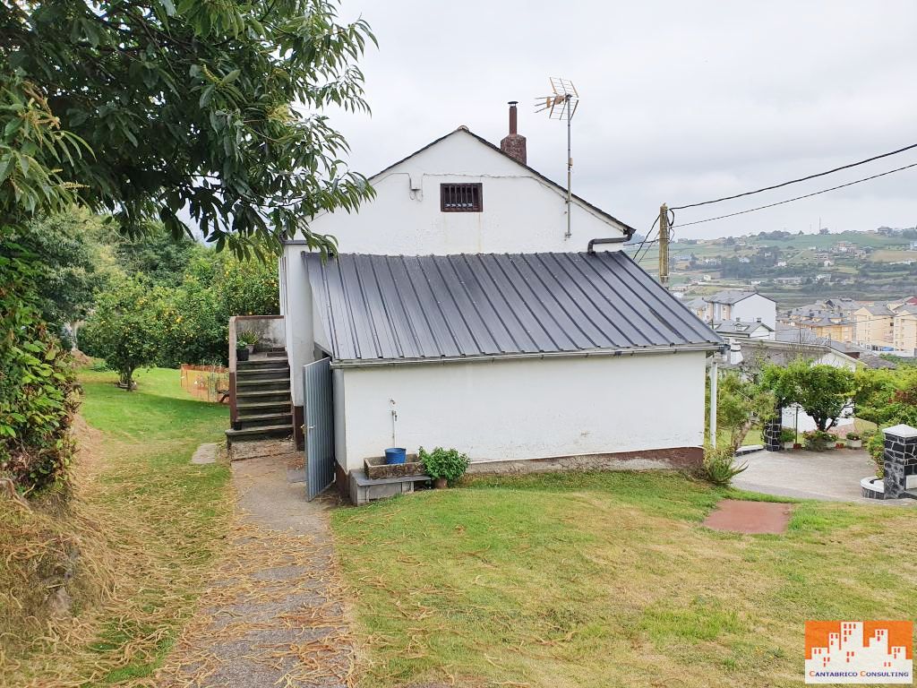 PRECIOSA CASA PEQUEÑA CON FINCA A 500 METROS DE NAVIA y  VISTAS