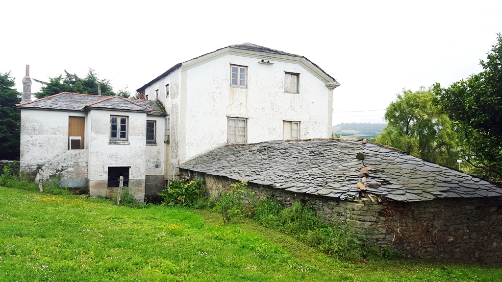 PROPIEDAD IDEAL PARA NEGOCIO O VIVIENDA AL LADO DEL CAMINO SANTIAGO O BIEN TIRAR CONSTRUCCIÓN Y CONSTRUIR DE NUEVO