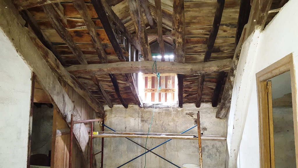 PROPIEDAD IDEAL PARA NEGOCIO O VIVIENDA AL LADO DEL CAMINO SANTIAGO O BIEN TIRAR CONSTRUCCIÓN Y CONSTRUIR DE NUEVO