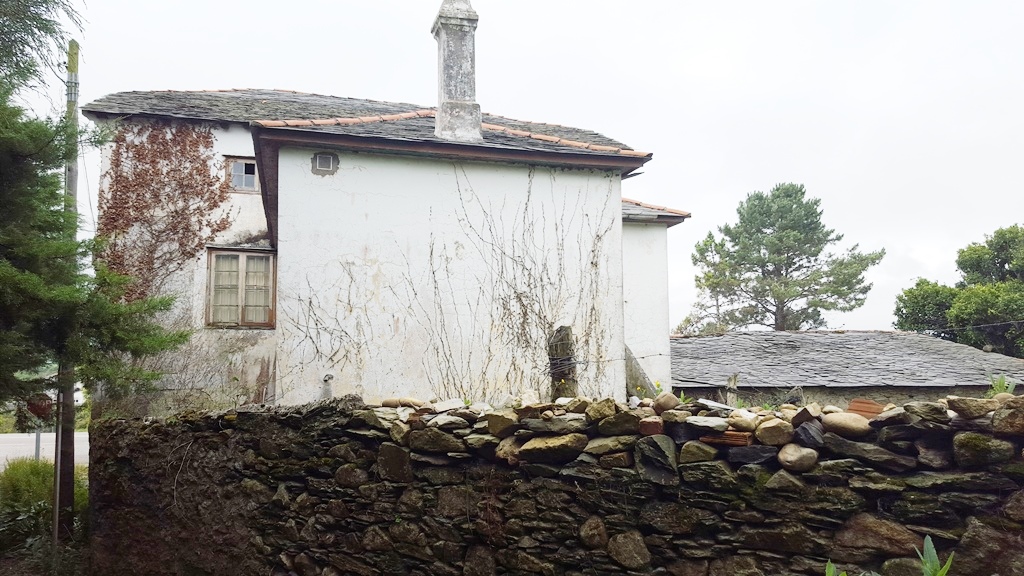 PROPIEDAD IDEAL PARA NEGOCIO O VIVIENDA AL LADO DEL CAMINO SANTIAGO O BIEN TIRAR CONSTRUCCIÓN Y CONSTRUIR DE NUEVO
