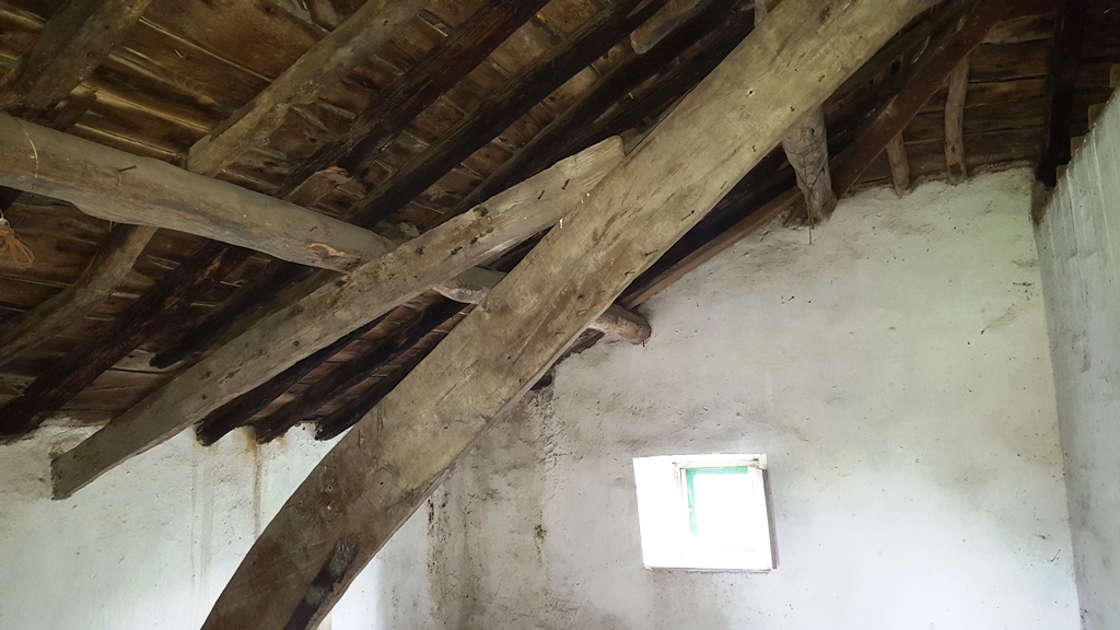 PROPIEDAD IDEAL PARA NEGOCIO O VIVIENDA AL LADO DEL CAMINO SANTIAGO O BIEN TIRAR CONSTRUCCIÓN Y CONSTRUIR DE NUEVO