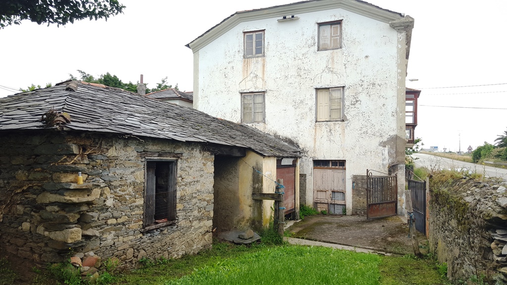 PROPIEDAD IDEAL PARA NEGOCIO O VIVIENDA AL LADO DEL CAMINO SANTIAGO O BIEN TIRAR CONSTRUCCIÓN Y CONSTRUIR DE NUEVO