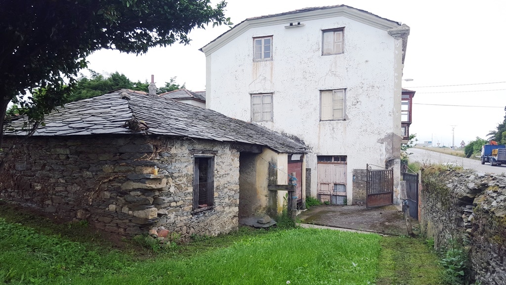 PROPIEDAD IDEAL PARA NEGOCIO O VIVIENDA AL LADO DEL CAMINO SANTIAGO O BIEN TIRAR CONSTRUCCIÓN Y CONSTRUIR DE NUEVO