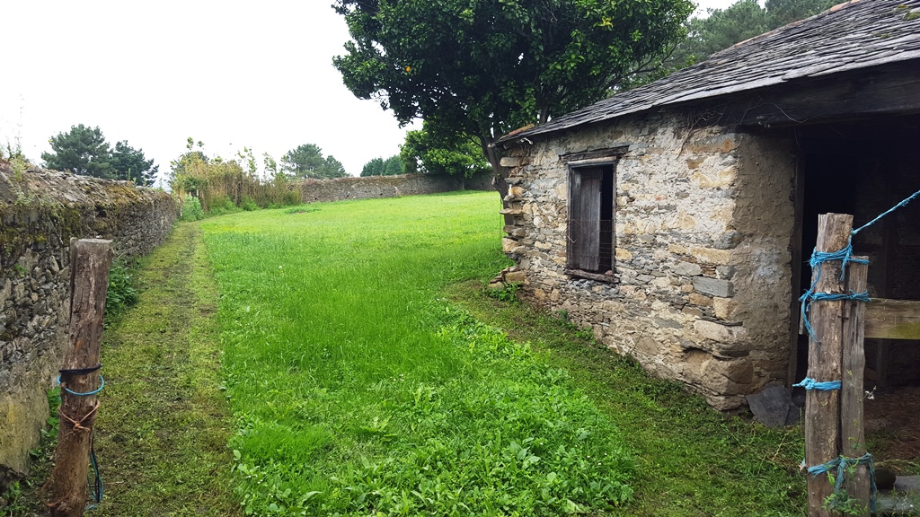 PROPIEDAD IDEAL PARA NEGOCIO O VIVIENDA AL LADO DEL CAMINO SANTIAGO O BIEN TIRAR CONSTRUCCIÓN Y CONSTRUIR DE NUEVO