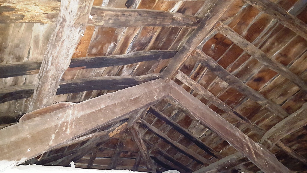 PROPIEDAD IDEAL PARA NEGOCIO O VIVIENDA AL LADO DEL CAMINO SANTIAGO O BIEN TIRAR CONSTRUCCIÓN Y CONSTRUIR DE NUEVO