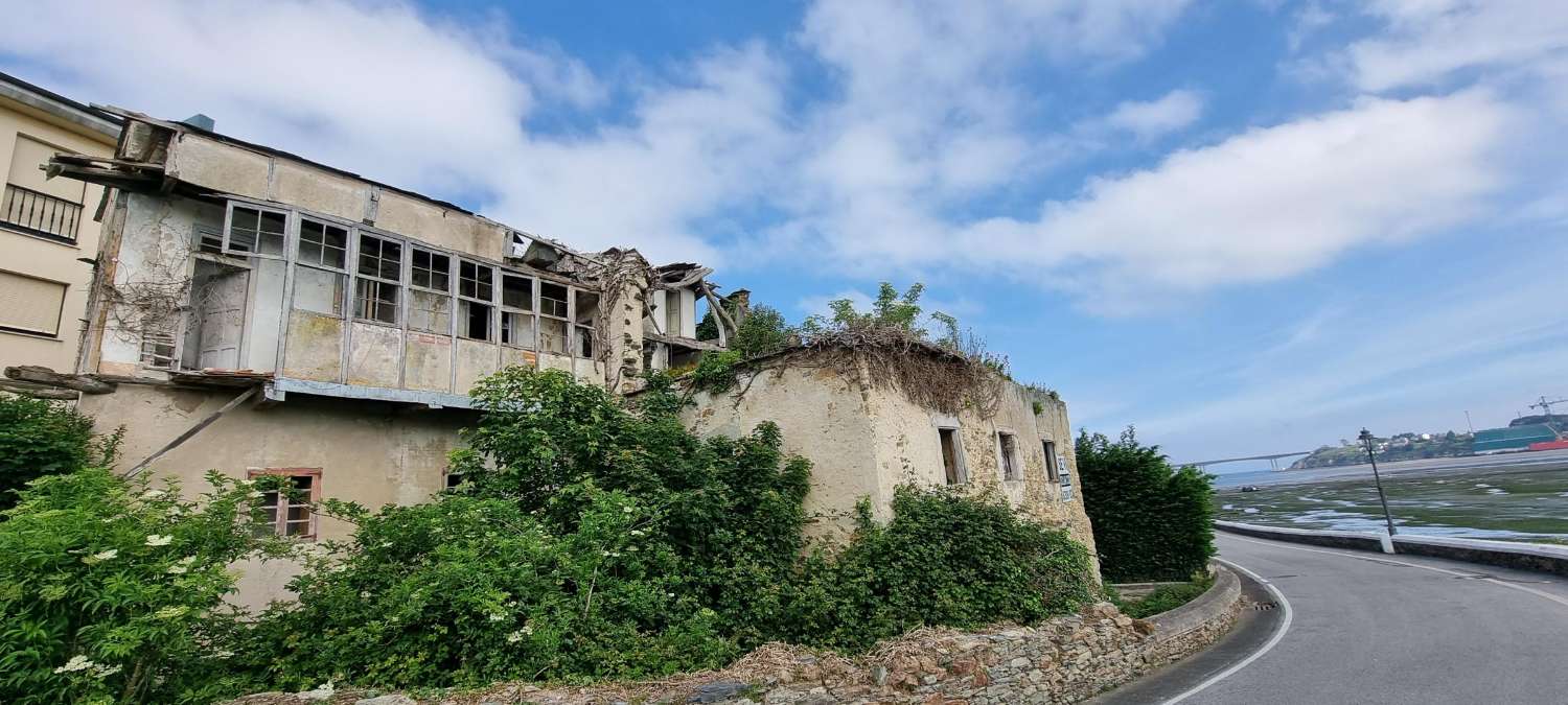 PROPIEDAD A RECONSTRUIR EN EL PASEO DEL MUELLE DE CASTROPOL.