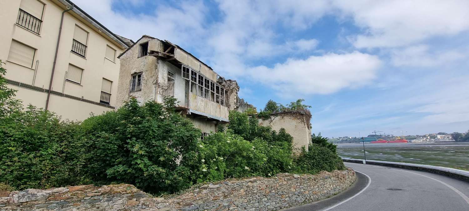 PROPIEDAD A RECONSTRUIR EN EL PASEO DEL MUELLE DE CASTROPOL.