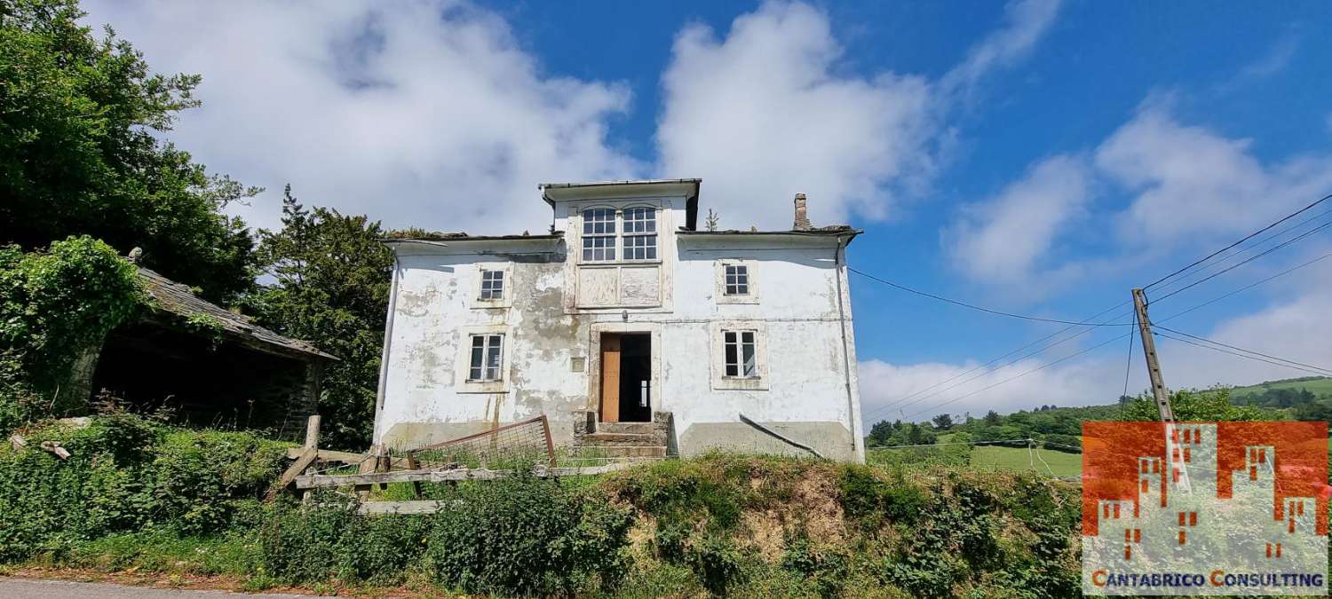 PROPIEDAD COMPUESTA DE FINCA, CASA TRADICIONAL ASTURIANA Y ALMACEN EN ROZADAS, BOAL