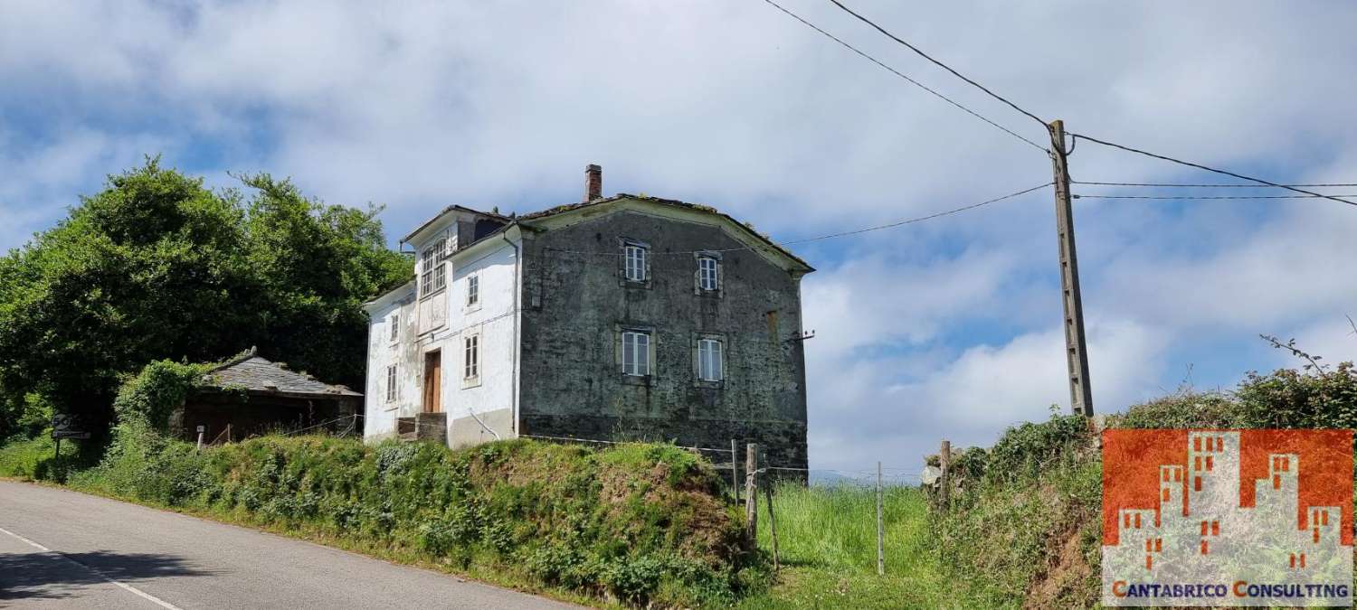 PROPIEDAD COMPUESTA DE FINCA, CASA TRADICIONAL ASTURIANA Y ALMACEN EN ROZADAS, BOAL