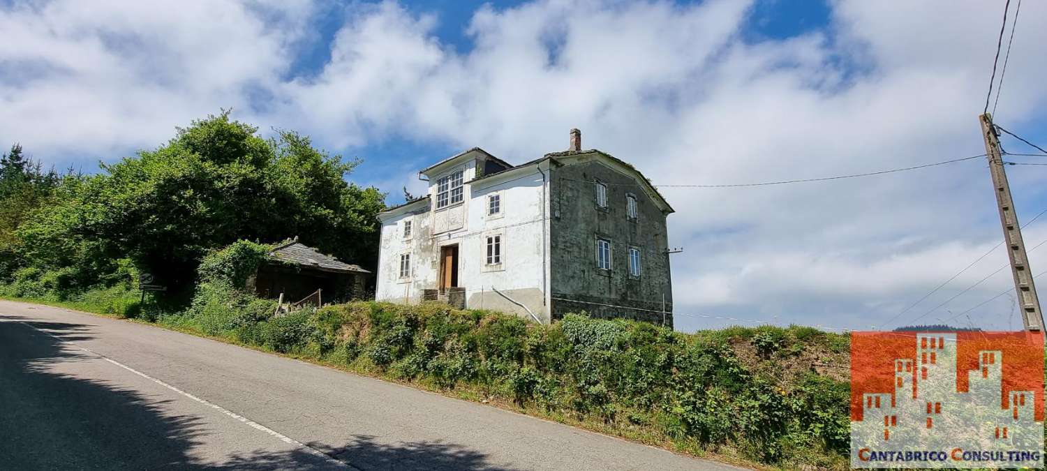 PROPIEDAD COMPUESTA DE FINCA, CASA TRADICIONAL ASTURIANA Y ALMACEN EN ROZADAS, BOAL