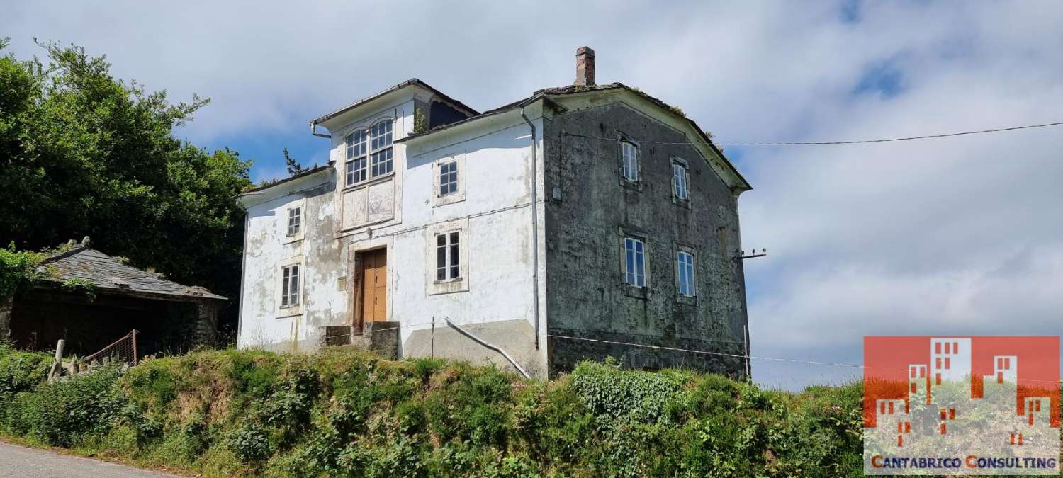 PROPIEDAD COMPUESTA DE FINCA, CASA TRADICIONAL ASTURIANA Y ALMACEN EN ROZADAS, BOAL