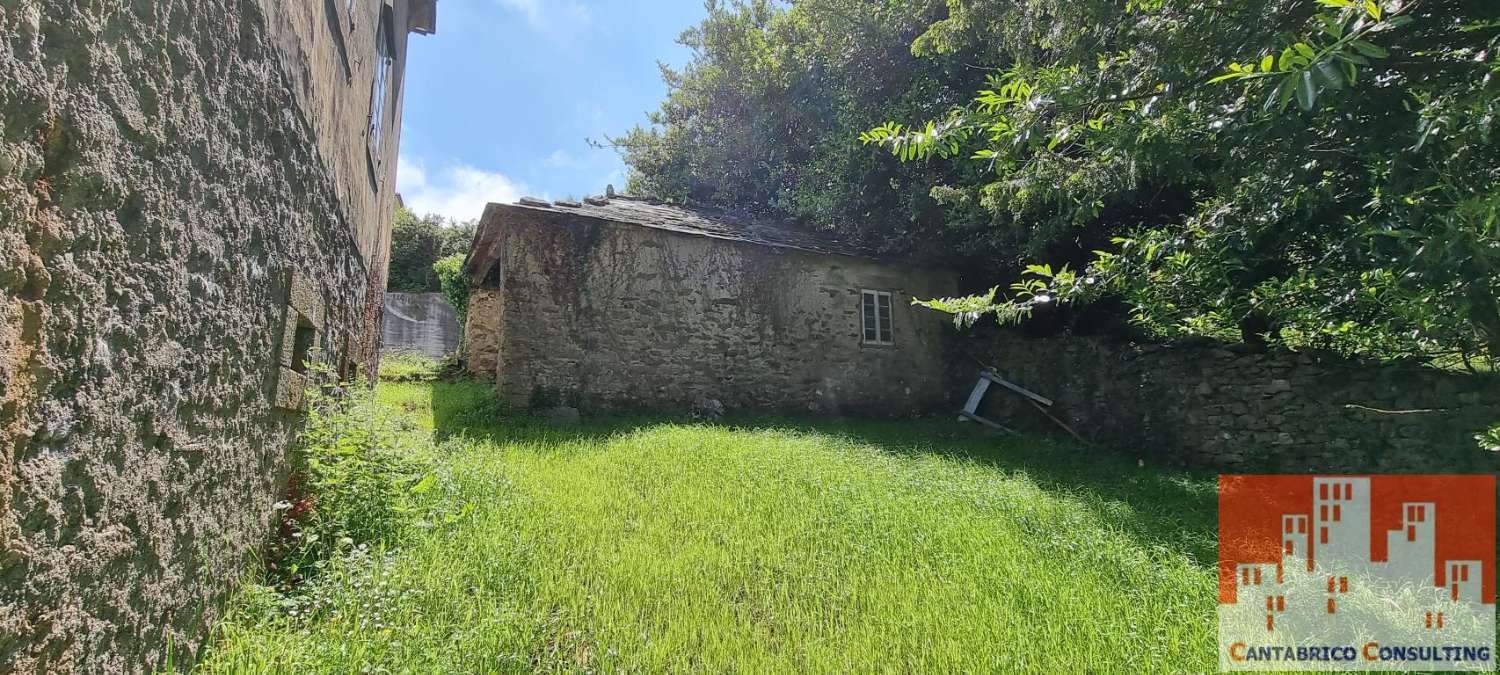 PROPIEDAD COMPUESTA DE FINCA, CASA TRADICIONAL ASTURIANA Y ALMACEN EN ROZADAS, BOAL