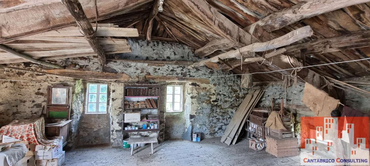 PROPIEDAD COMPUESTA DE FINCA, CASA TRADICIONAL ASTURIANA Y ALMACEN EN ROZADAS, BOAL